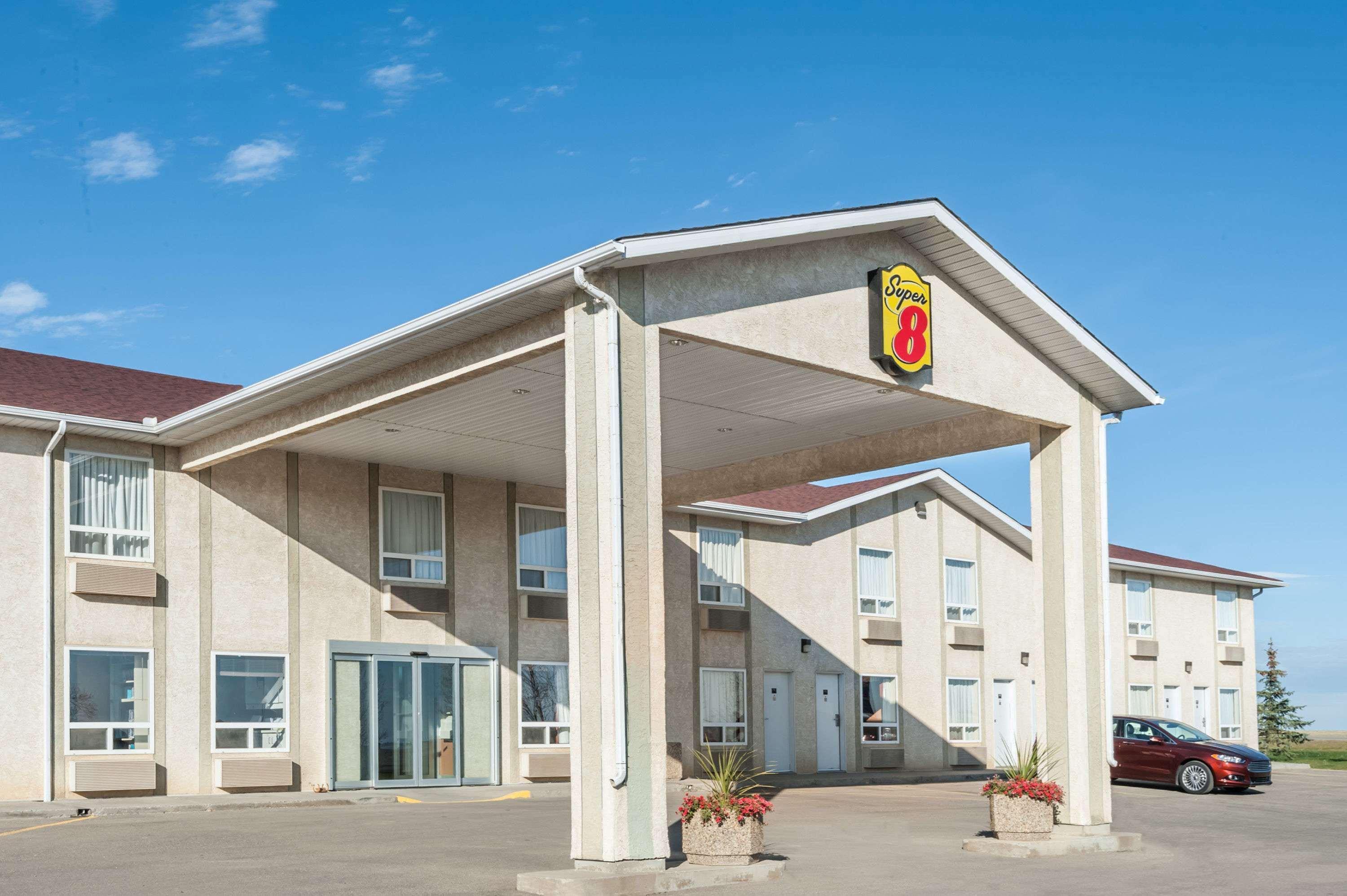 Hotel Super 8 By Wyndham Three Hills Ab Exterior foto